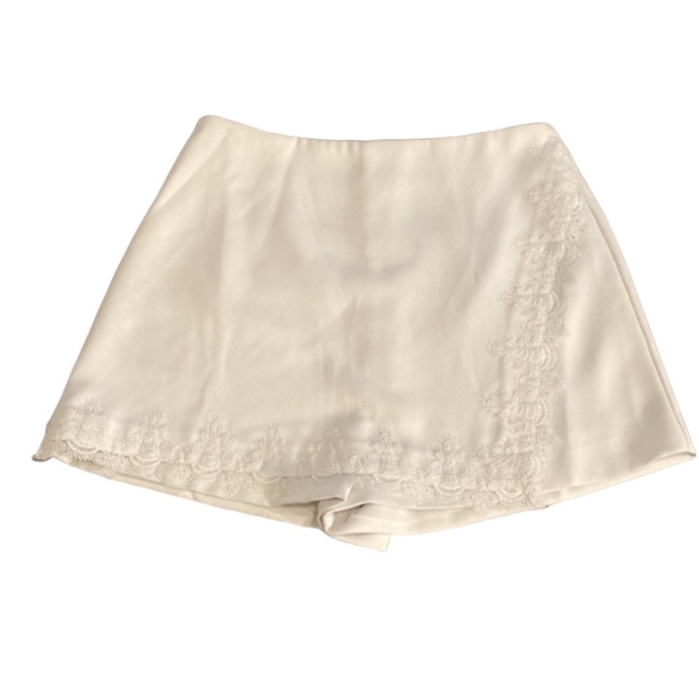 NBD White Wrap Skort with Lace Trim. Size M. Zipper back. Cute!